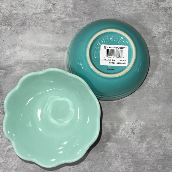 Le Creuset Frill Bowls Set of 2 - Picture 4 of 5